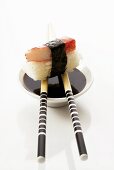 Nigiri-Sushi mit Sojasauce und Essstäbchen