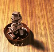Ein Turm aus Schokoladestücken