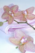 Rosa Orchideenblüten mit Handtuch