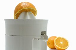 Electric citrus squeezer with oranges