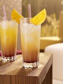 Zwei Gläser Tequila Sunrise auf Tisch