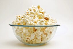 Popcorn in einer Glasschüssel