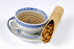 Tee mit Pfirsich-Samen in einem Bambusrohr