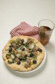 Pizza mit Thunfisch, Mangold und Oliven, Glas Cola