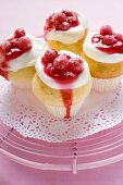 Muffins with cream and redcurrants