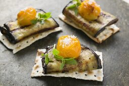 Crackers with grilled aubergines and cherry tomatoes