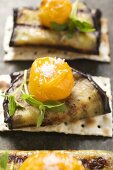 Crackers with grilled aubergines and cherry tomatoes