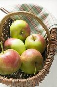 Fünf frische Äpfel im Korb