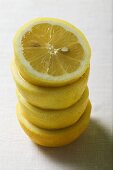 Zitronenhälften, gestapelt