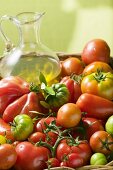 Verschiedene Tomaten und Olivenöl