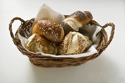 Verschiedene Laugenbrötchen im Brotkorb