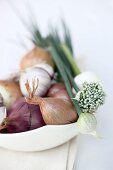 Onions, garlic and garlic chives in bowl