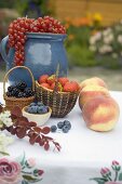 Sommerliches Obststillleben auf Tisch im Garten