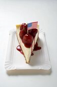 Stück Cheesecake mit Kirschsauce (USA)