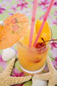 Fruchtiger Cocktail mit Zitronenschale und Kirschen