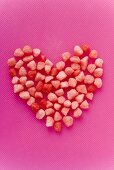 Herz aus kleinen rosa Zuckerbonbons