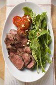 Rindfleisch mit Spinat, Pinienkernen und Tomaten