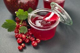 Redcurrant jelly, redcurrants, leaves