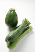 Runde und längliche Zucchini