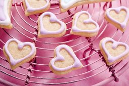 Herzförmige Plätzchen auf Kuchengitter zum Valentinstag