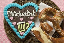 Lebkuchenherz (angebissen) und Laugengebäck vom Oktoberfest