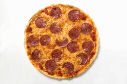 Ganze Pizza mit Peperoniwurst