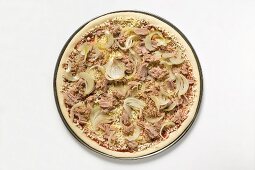 Tuna and onion pizza (unbaked)