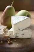 Blue cheese (Bresse bleu, France) pears, bread