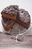 Schokostreusel-Käsekuchen mit Puderzucker, angeschnitten