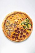 Pizza mit Schinken, Peperoniwurst, Gemüse (amerikanische Art)
