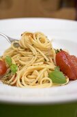 Spaghetti with tomatoes and basil