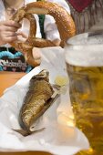 Steckerlfisch, Mass Bier und Brezel (München, Oktoberfest)