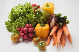 Gemüsestillleben mit Salat