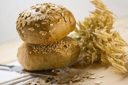 Sesambrötchen und Vollkornbrötchen mit Haferflocken, Ähren