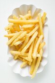 Pommes frites auf Pappteller (Draufsicht)