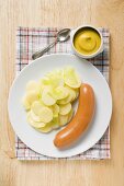 Wiener Würstchen mit Kartoffelsalat, Senf im Schälchen