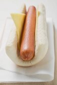 Hot Dog mit Käse auf Papierserviette