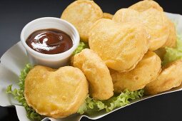 Chicken Nuggets mit Dip auf Salatblättern