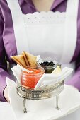 Zimmermädchen serviert Kaviar und Toast