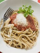 Linguine mit Tomatensauce und Parmesan