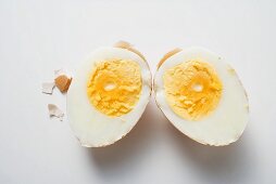 Hartgekochtes Ei mit Schale, halbiert