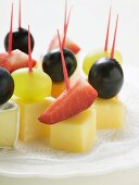 Cheese and fruit appetisers (with grapes and strawberries)