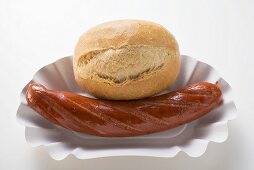 Bratwurst mit Baguettebrötchen auf Pappteller