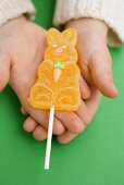 Kinderhände halten Osterhasen aus Gelee