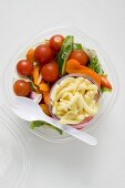 Salat mit geriebenem Käse zum Mitnehmen (Draufsicht)