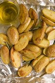 Rosmarinkartoffeln auf Alufolie, Olivenöl
