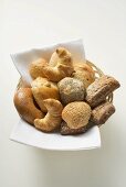 Brötchen und Croissants im Brotkorb (Draufsicht)