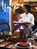 Gedeckter Tisch zu Thanksgiving, Frau serviert Sekt (USA)