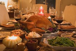 Stuffed turkey with accompaniments for Thanksgiving (USA)