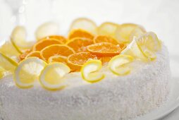 Zitronen-Orangen-Torte mit Kokosraspeln